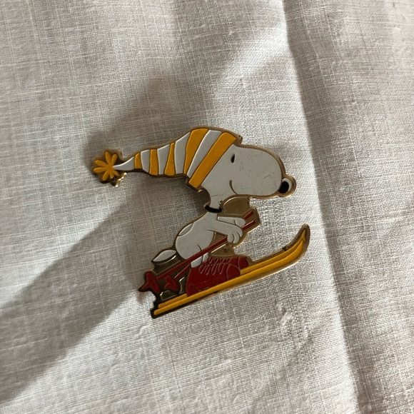 Vtg 1972 Snoopy Skiing Enamel Pin - Picture 2 of 11